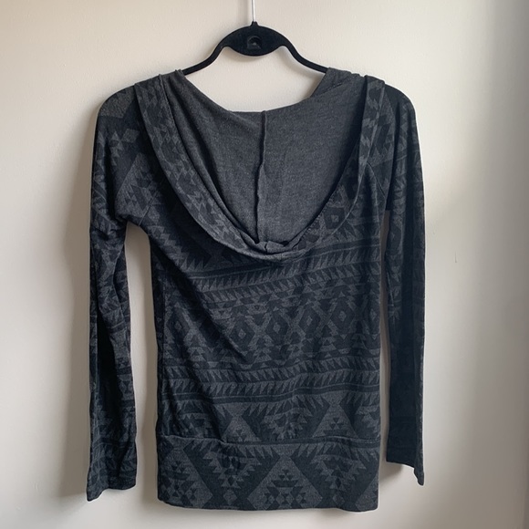 ✨BLACK AND GREY PATTERNED LONG SLEEVE SHIRT W/HOOD SIZE M - Picture 2 of 2